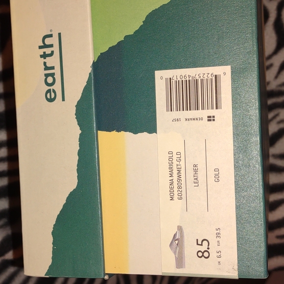 👣EARTH Madena Marigold Slides gold footwear - Picture 6 of 16